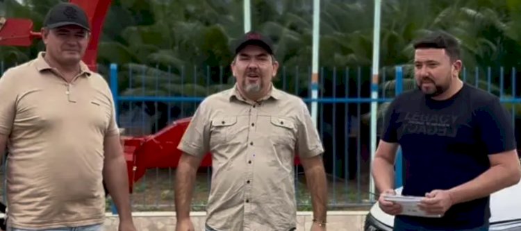 Prefeito Nelsinho Honorato entrega ensiladeira e veículo novo em Coxixola