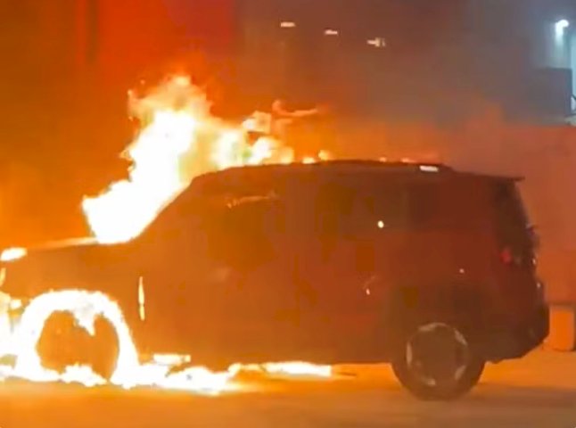 Carro pega fogo em frente a farmácia no bairro do Altiplano, em João Pessoa