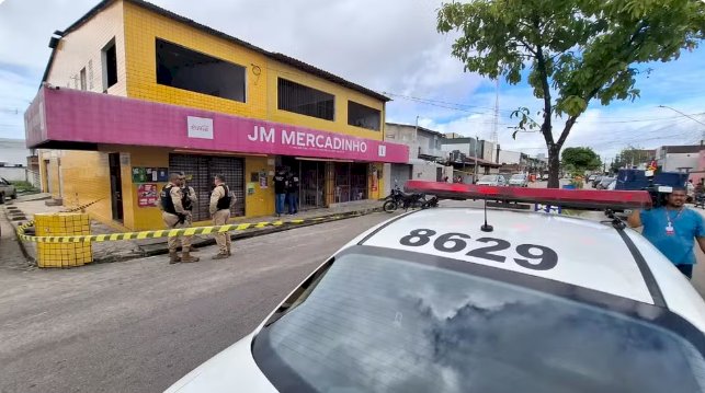 Polícia investiga se homem morto com tiro na cabeça dentro de mercado foi confundido com assaltante, em João Pessoa