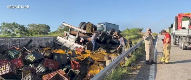 Caminhoneiro morre após veículo capotar na BR-101, na PB