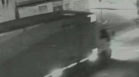 Mulher morre após perder o controle de moto e colidir com caminhão, na PB