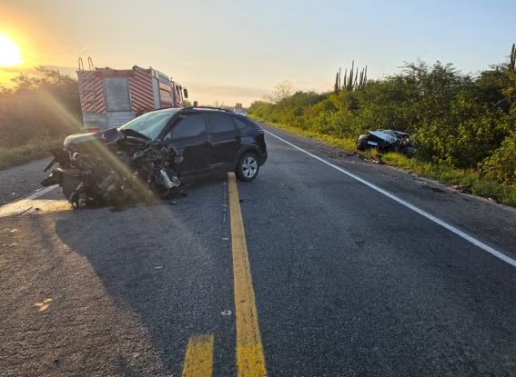 Motorista morre após colisão frontal entre dois carros na BR-230, na PB