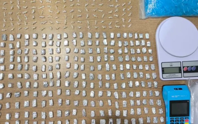 PM apreende drogas e materiais do tráfico em casa abandonada no bairro José Pinheiro, em Campina Grande