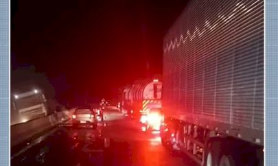 Caminhão com carga de tijolos tomba e bloqueia techo da BR-101, na Grande João Pessoa