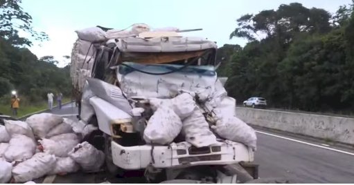 Motorista morre após bater em carreta rebocada de ré na BR-101, na Grande João Pessoa