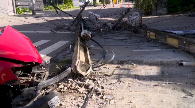 Carro derruba postes e causa destruição em avenida de João Pessoa