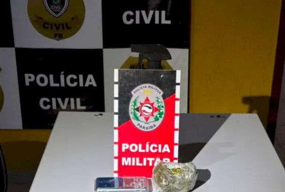 Homem é preso por suspeita de tráfico de drogas em Catolé do Rocha; PM apreende maconha, balança e R$ 1,5 mil