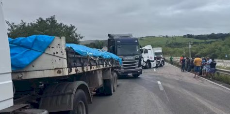 Acidente entre duas carretas interdita parte da BR-101 em Caaporã, na PB