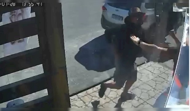 Homem é preso e adolescente é apreendido após assalto a loja de roupas em Campina Grande