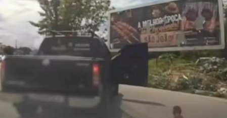 Criança cai de caminhonete em movimento, em João Pessoa; VÍDEO