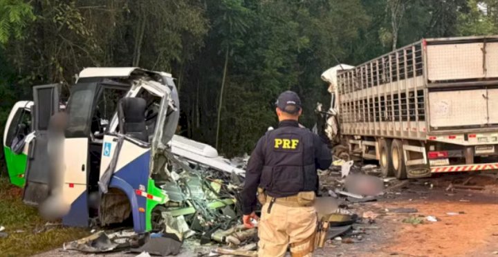 Acidente entre ônibus e caminhão mata 23 pessoas em estrada no Paraná