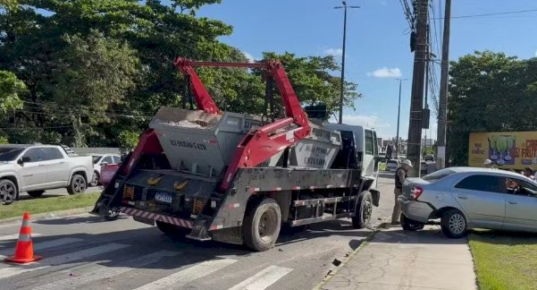 Imagens mostram momento em que mulher é atropelada por caminhão, em João Pessoa