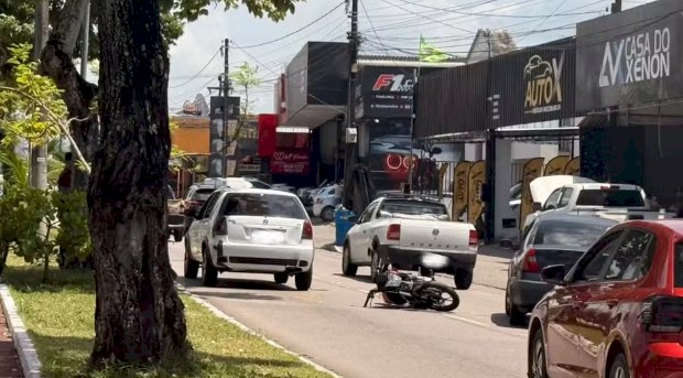 Mulher fica gravemente ferida após colisão entre moto e carro, em João Pessoa