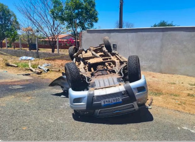 Homem morre após perder controle de caminhonete e capotar na PB-323, em Catolé do Rocha