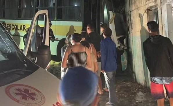 Motorista de ônibus escolar morre e estudantes ficam feridos após acidente, na PB