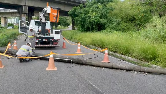 Poste cai e causa interdição parcial na Avenida Sanhauá, em João Pessoa