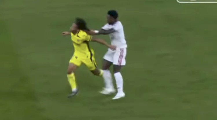 Vini Jr. é expulso após puxão de cabelo e tem gol anulado em partida do Real Madrid