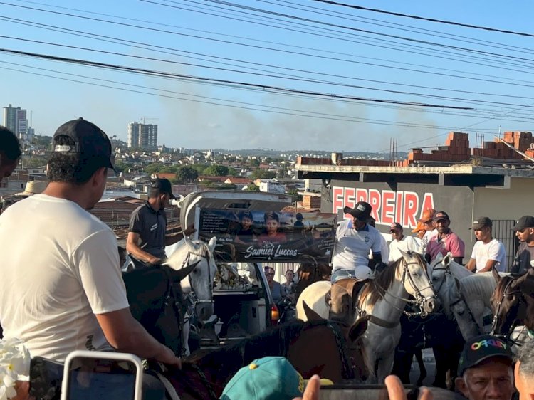 Menino de 10 anos que morreu após acidente entre carro e moto é sepultado em Campina Grande