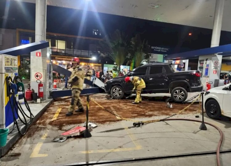 MAMANGUAPE: Motorista perde controle de carro, atinge bomba de combustível e três veículos em posto