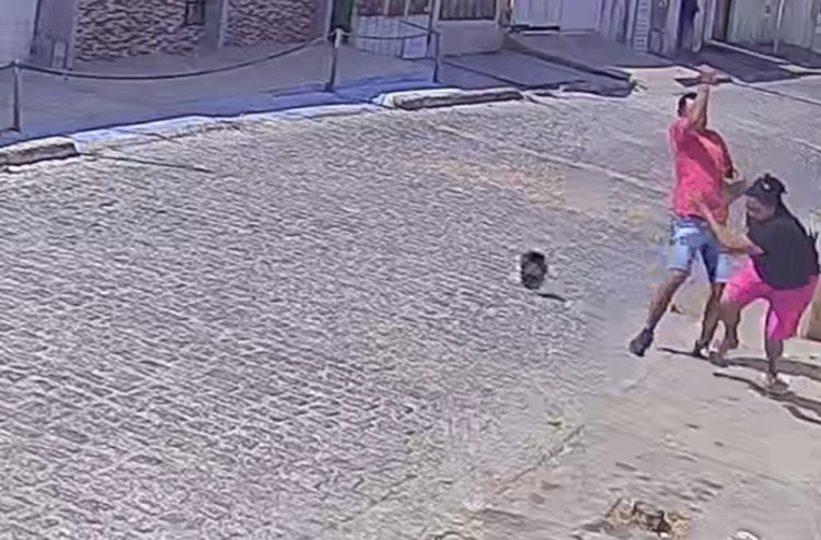 PIANCÓ: Homem é flagrado atacando mulher com faca em via pública no Sertão da Paraíba